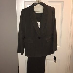 Tahari 2 piece pant suit